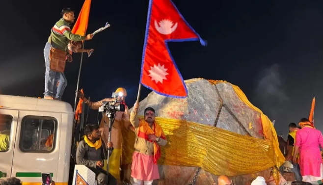 नेपालले दिएको उपहार देवशिला राम जन्मभूमि पुगेपछि नेपाली झण्डा फहराउने को हुन् यी युवा ?