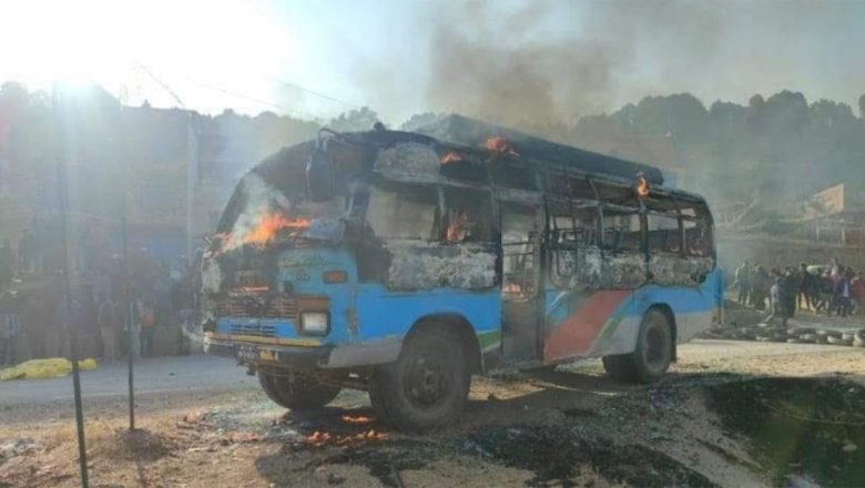 काभ्रेको भकुण्डेमा बसको ठक्करबाट बालिकाको मृत्यु, राजमार्ग अवरुद्ध