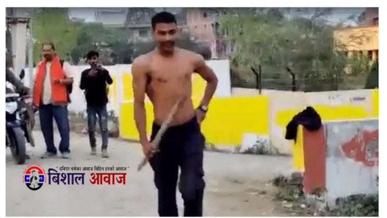 वर्दीमै रक्सीले मातेका प्रहरीले सडकमा ‘सलमान खान’ पोज देखाए