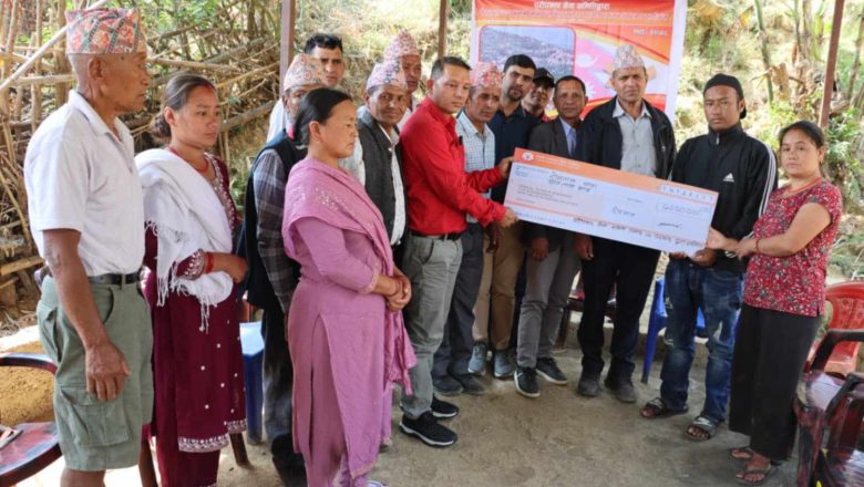 परोपकार सेवा समिति पटकाङद्वारा मृगौला पीडित रोमलाललाई रु. ७ लाख सहयोग रकम हस्तान्तरण